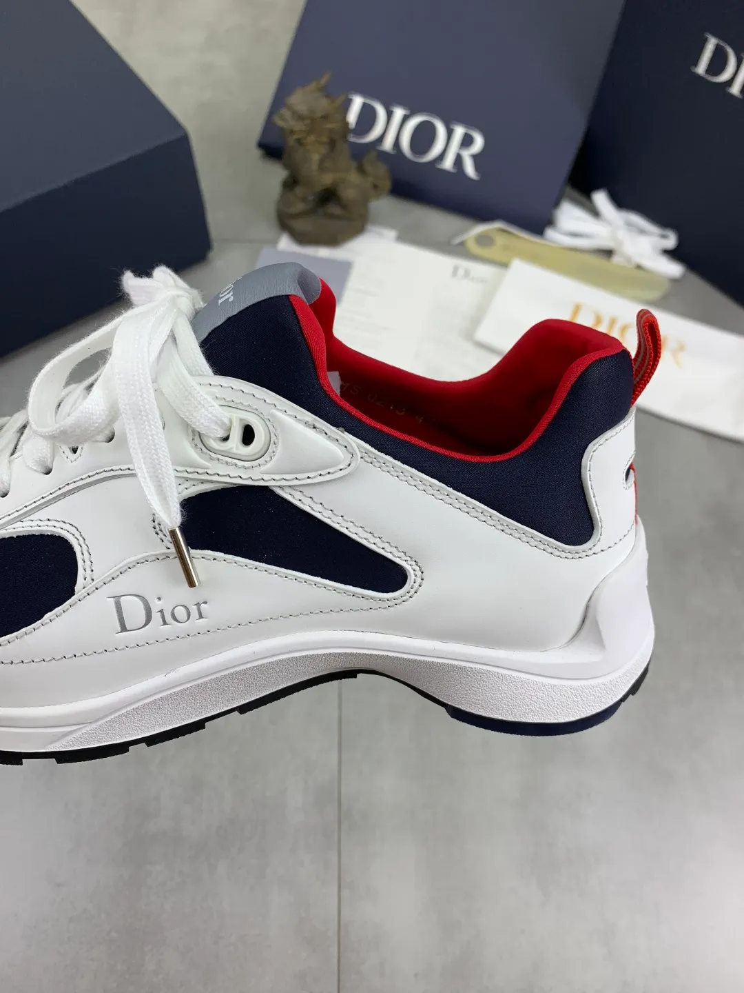 Men's shoes 💰P560 The new DIOR Dior sneakers are carefully made of black grained first-layer cowhide, embellished with the same color Dior Gravity embossed effect, which is exquisite and extraordinary. The interior is made of the same color sheep lining, which is soft and comfortable. Complete with original custom multi-color mohair wide laces and matte black-finished brass eyelets, the tonal rubber sole is embellished with the Oblique pattern, and the contrasting Dior 30 Avenue Montaigne logo on the rear tail adds style to the casual look. Size: 35-45 for men and women Color: 3️⃣ colors available